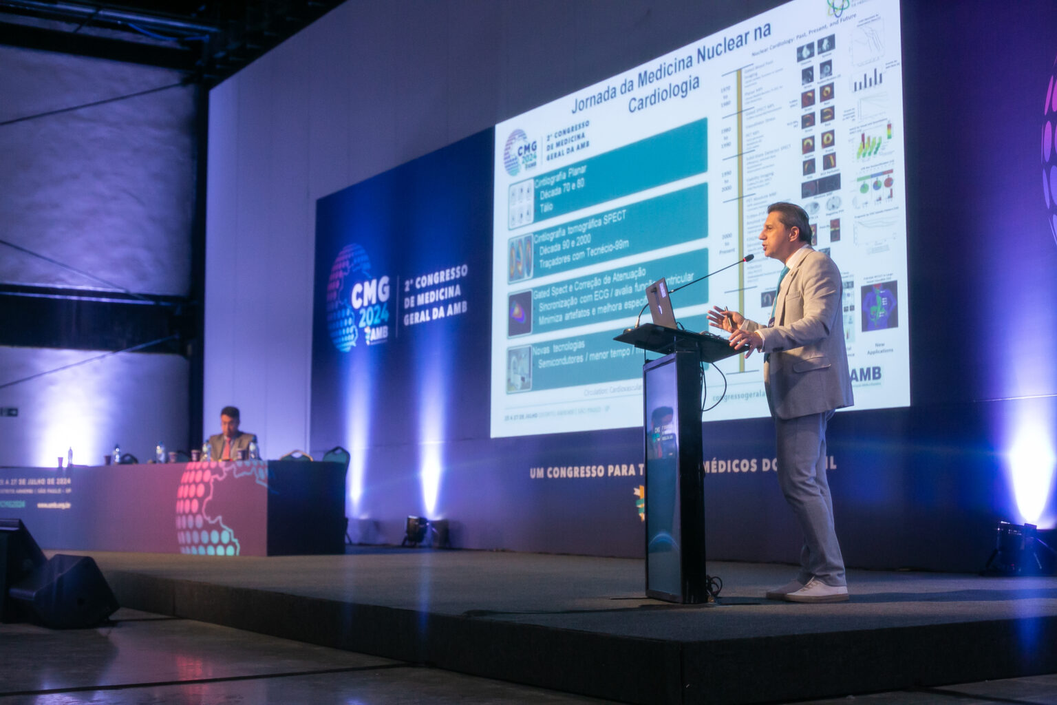 Discussão em mesa redonda de Medicina Nuclear destaca como a especialidade colabora no tratamento de diversas doenças